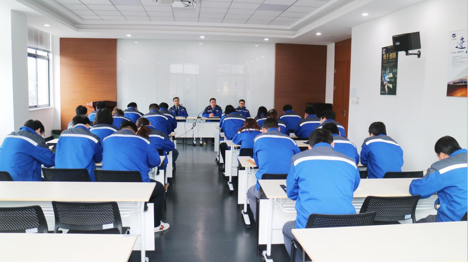 蘇州通錦中層以上干部月度會(huì)議順利召開