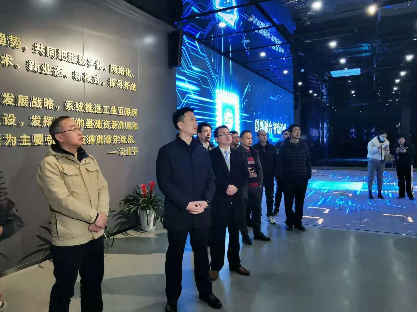 通錦總經(jīng)理程先鋒陪同蔡劍峰局長走進智能制造融合發(fā)展中心