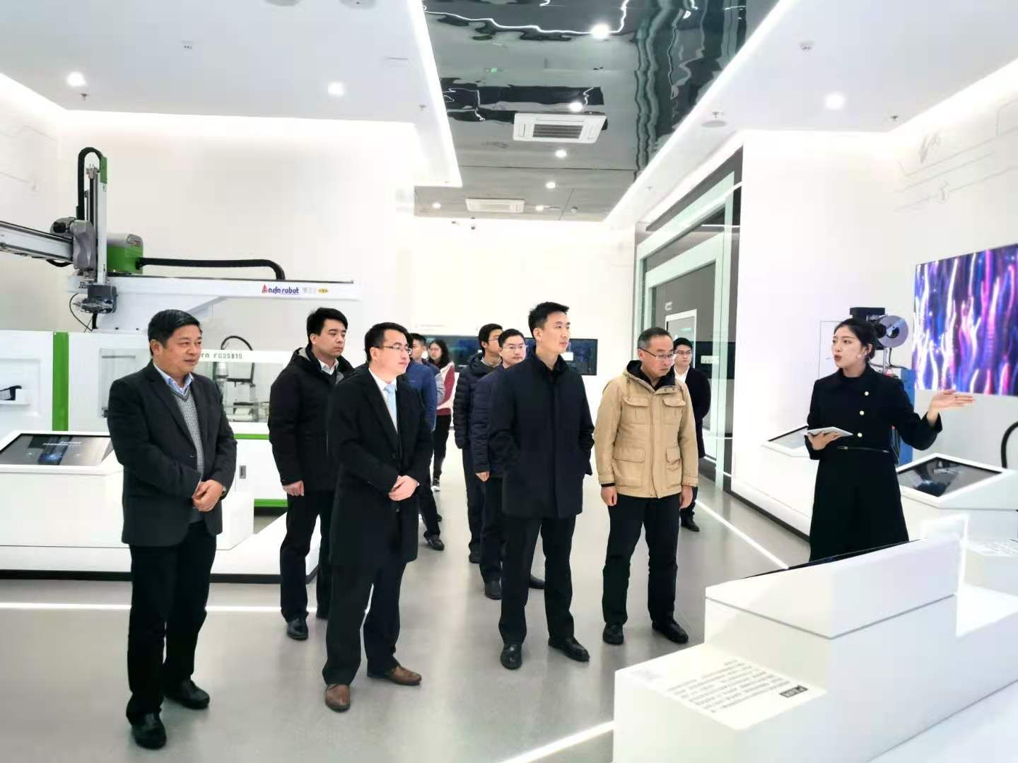通錦總經(jīng)理程先鋒陪同蔡劍峰局長走進智能制造融合發(fā)展中心