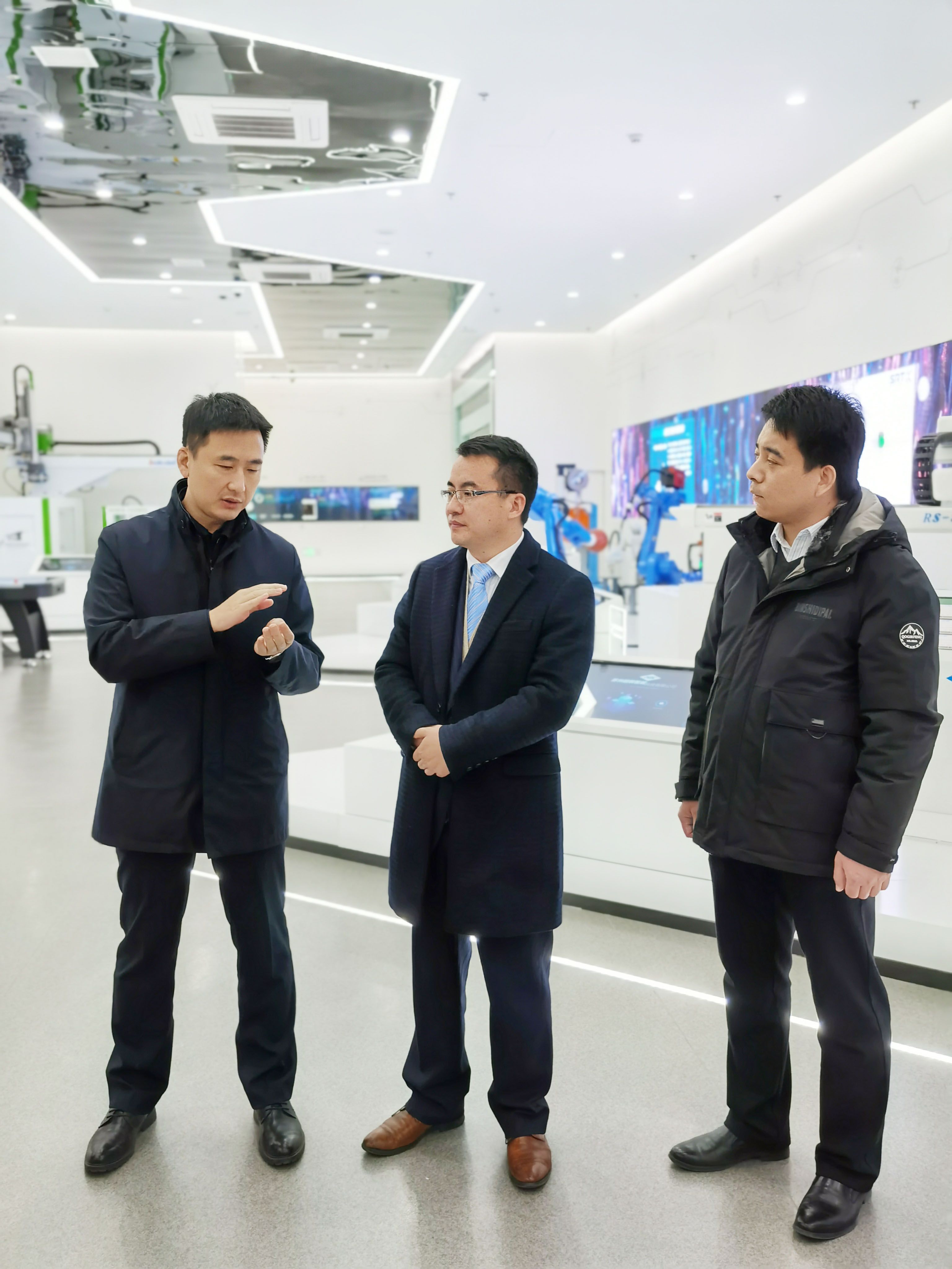 通錦總經(jīng)理程先鋒陪同蔡劍峰局長走進智能制造融合發(fā)展中心